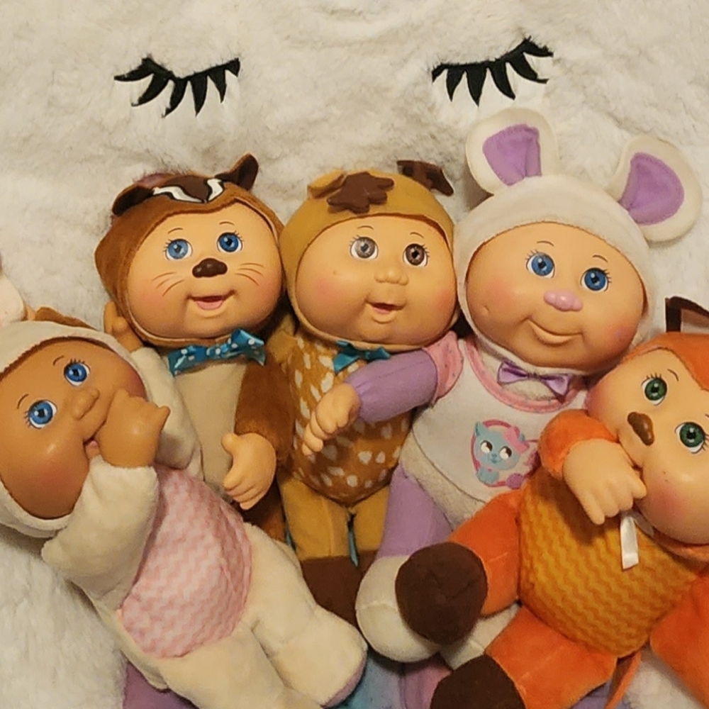 Set of  5 cabbage patch dolls.